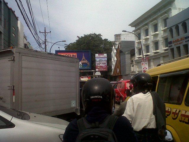 Macet, Pengendara Keluhkan Tak Ada Petugas Polantas di Jalan HM Yamin