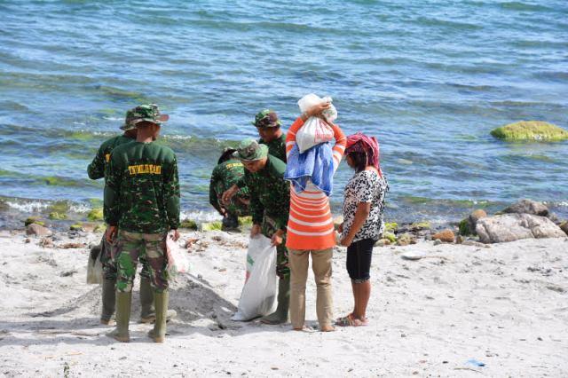 Ibu-ibu di Haranggaol Bantu Angkat Pasir di TMMD ke-97