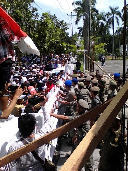 Tak Dapat Solusi, Warga Pinggir Rel Datangi Kantor Pemprov Sumut