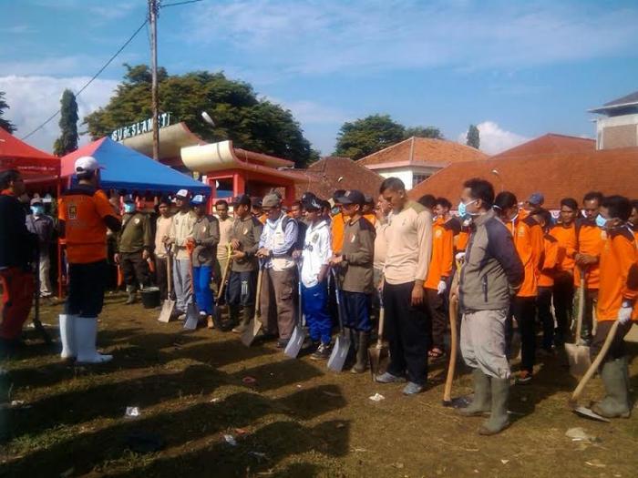 Banjir Garut, PKS Terjunkan 100 Relawan Bersihkan Lumpur