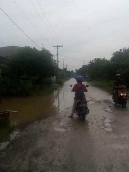 Banjir di Tanjung Morawa, Banyak Sepeda Motor Mogok di Jalan