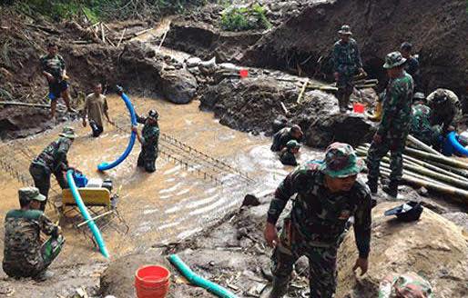 TNI dan Masyarakat Bekerjasama Laksanakan Pembangunan di TMMD ke-97