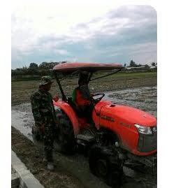 Babinsa Bantu Petani Bajak Sawah dengan Alat Modern