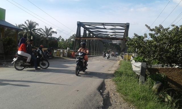 Warga Kesal Jembatan Penghubung Binjai dan Langkat Tak Kunjung Diperbaiki