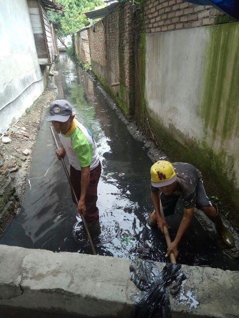 Kerap Tersumbat Lumpur dan Sampah, Dinas PU Normalisasi Gorong-gorong Jalan Bilal