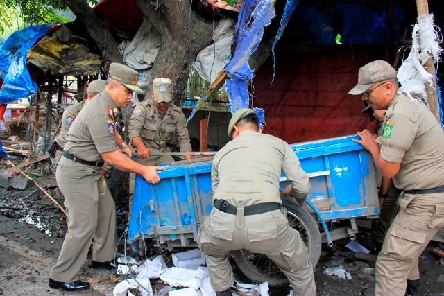 Kembalikan Rumija, Satpol PP Tertibkan Pedagang Kaki Lima di Seputaran Stadion Teladan