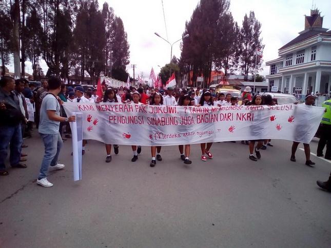 Tujuh Tahun Tertahan di Pengungsian, Korban Erupsi Gunung Sinabung Demo ke Kantor DPRD 