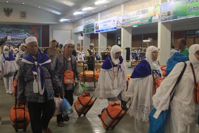 Senin Dinihari, 390 Jemaah Haji Kloter 11/MES Tiba di Bandara Kualanamu