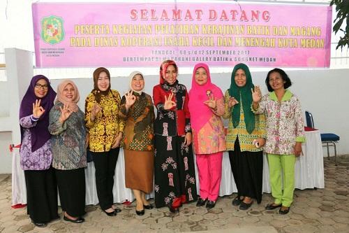 Ketua TP PKK Kota Medan Buka Pelatihan Kerajinan Membatik