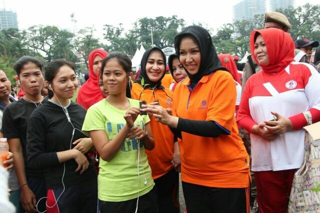 Ketua TP PKK Medan Hj Rita Maharani Bagikan Bibit Cabai pada Peserta Senam Jantung Sehat