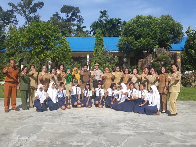 Kapolsek Kutalimbaru AKP Martualesi Jadi Pembina Upacara di SMPN 1 Kutalimbaru