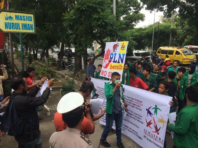 Demo ke Kantor PLN Sumut, HIMMAH Serahkan Seekor Tikus kepada Pejabat PLN