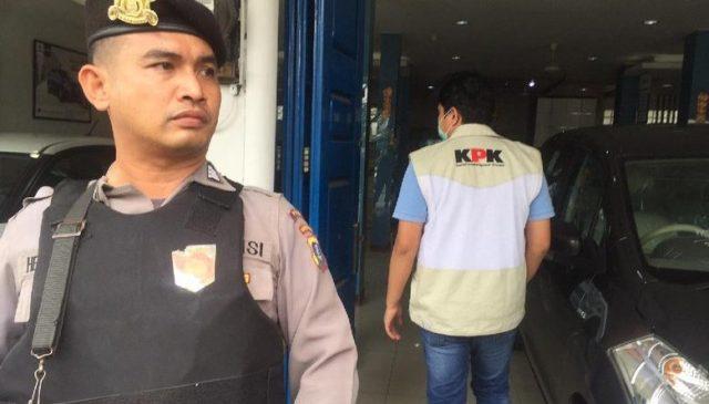 Terkait OTT Bupati Batubara, Showroom Ada Jadi Mobil di Depan Tugu Guru Patimpus Medan Digeledah KPK