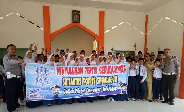 Satlantas Polres Simalungun Sosialisasi Etika Berlalu Lintas kepada Siswa MTsN Bandar