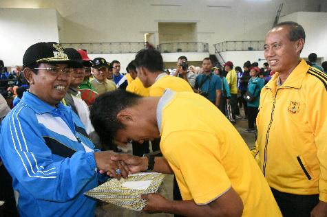 Pemkab Deli Serdang Serahkan Penghargaan kepada Atlit dan Pelatih Berprestasi