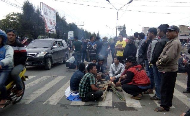 Hingga Senin Malam, Pendemo di Kantor Bupati Kabupaten Karo Masih Tetap Bertahan 