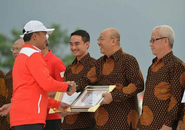 Walikota Medan HT Dzulmi Eldin Terima Penghargaan Menpora