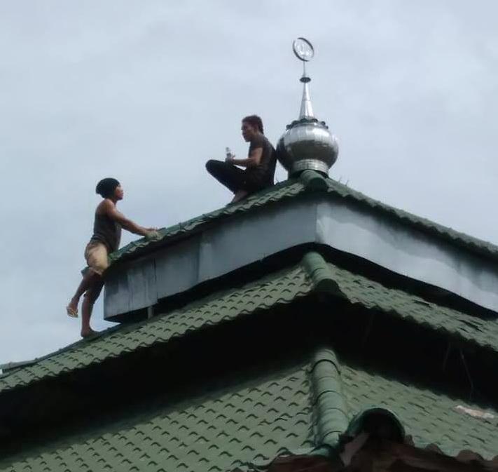 Naik ke Kubah Mesjid, Pria Ini Hebohkan Warga Binjai