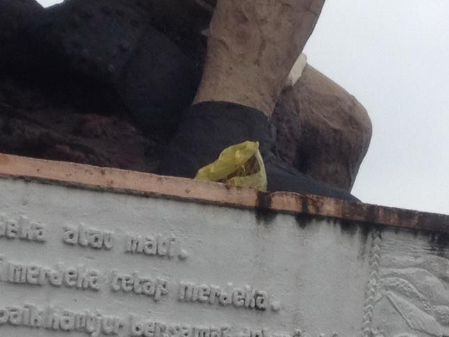 Smart City, Tapi Tugu Pahlawan Binjai Dihinggapi Sampah 