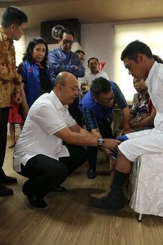 Walikota Medan Serahkan Kaki dan Tangan Pengganti