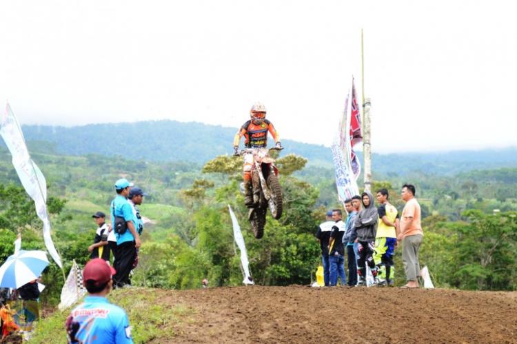 Tim KNPI Dominasi Juara Pakpak Bharat Motorcross Super Grasstrack