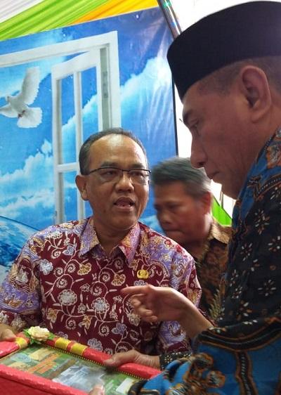 Kunjungi Stand Dinas Perpustakaan dan Kearsipan, Gubsu Diberi Buku dan Lukisan Karya Putra Labuhanbatu