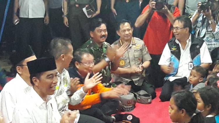 Panglima TNI Dampingi Presiden RI Berdialog dengan Anak-Anak Pengungsi Lombok