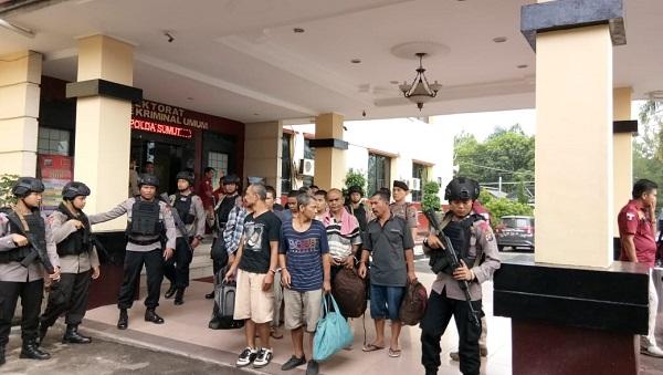 Poldasu Serahkan Berkas dan 14 Tersangka Perusakan Kantor Panwaslih Taput ke Kejari Taput