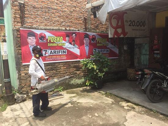 Cegah Deman Berdarah, Arifin dan Perusahaan di Sekitar Jalan Ladang Kelurahan Kedai Durian Lakukan Fogging 