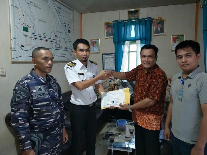 Bakamla RI Serahkan Sertifikat BST-KLM ke Masyarakat Desa Maritim Sambas