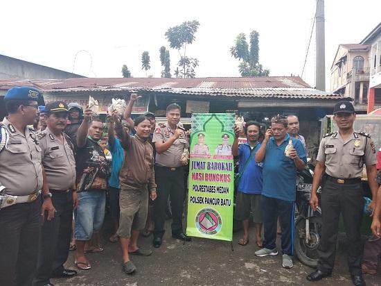 Polsek Pancur Batu Bagi-bagi Nasi Bungkus kepada Abang Becak 