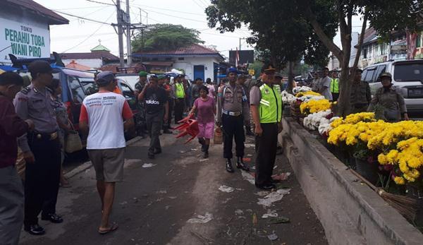 Polsek Pancur Batu Bersama Tim Gabungan Tindak Tegas PKL dan Terminal Liar di Pajak Pancur Batu