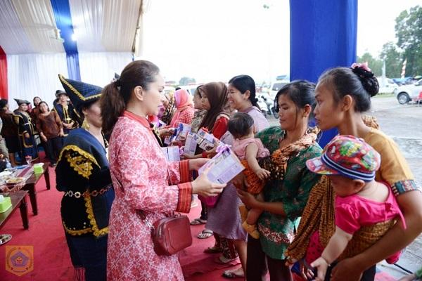 Pemkab Pakpak Bharat Beri Susu kepada Semua Ibu Hamil dan Menyusui