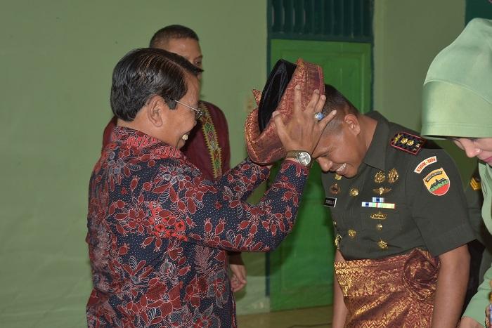 Wabup Deli Serdang Sematkan Pakaian Adat Melayu kepada Dandim 0204/DS Baru