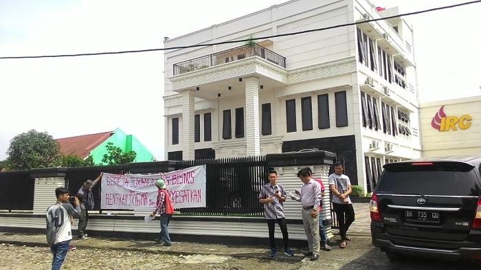 Gereja IRC Jalan Setiabudi Didemo Mahasiswa GMKI, Pendeta Diduga Sebarkan Ajaran Sesat