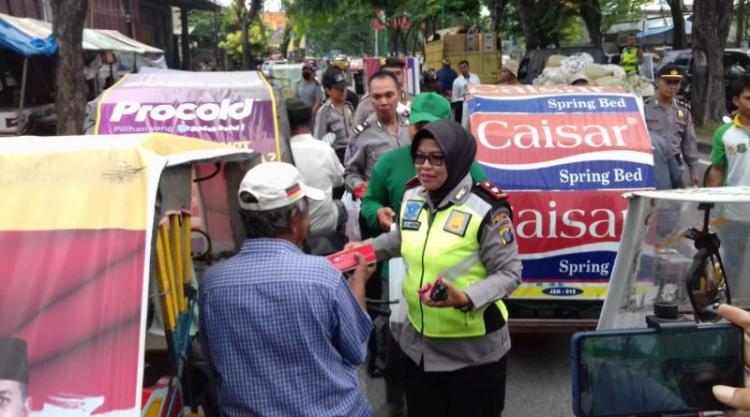 Sebanyak 350 Abang Becak di Medan Nikmati Nasi Bungkus dari Kapoldasu dan Kapolsek Helvetia