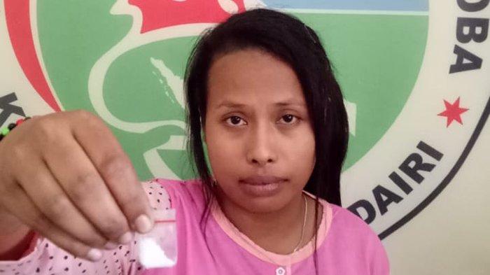 Simpan Sabu, Seorang IRT Diamankan Satresnarkoba Polres Dairi Saat Asyik Nongkrong di Warung Makan 
