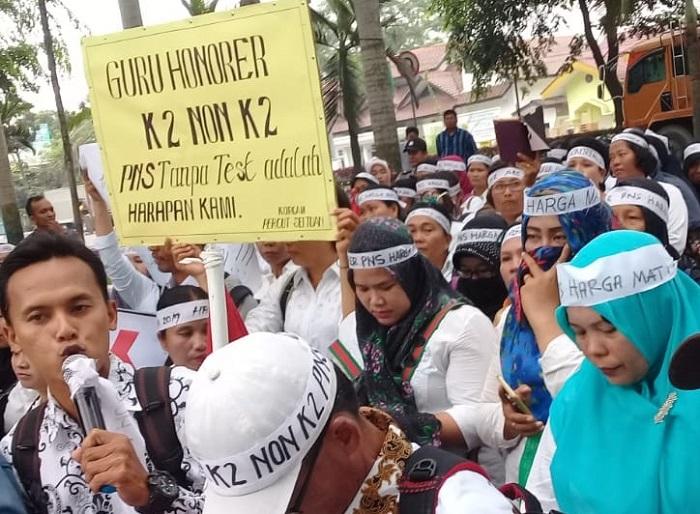Ratusan Guru Honorer Demo ke Kantor Bupati Deli Serdang