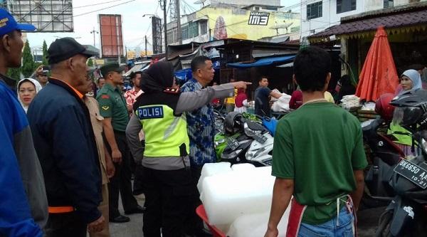 Senin Mendatang Akan Ditertibkan, Kapolsek Medan Helvetia Gelar Sosialisasi di Pajak Sei Sekambing Medan