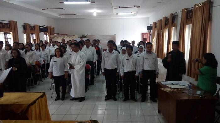 Rohaniawan Kemenag Dairi Dampingi Pengambilan Sumpah Jabatan di Dinas Pendidikan