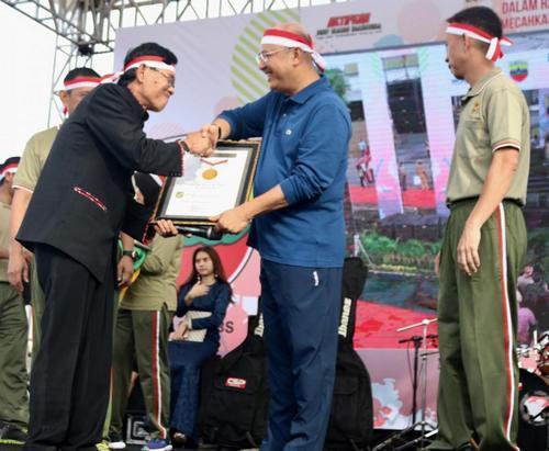 Gelar Lomba Hias Poskamling Terbanyak, Walikota Medan Terima Piagam Penghargaan Rekor MURI