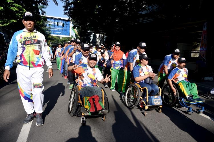 Masyarakat Antusias Saksikan Pawai Estafet Obor Asian Para Games 2018 di Medan