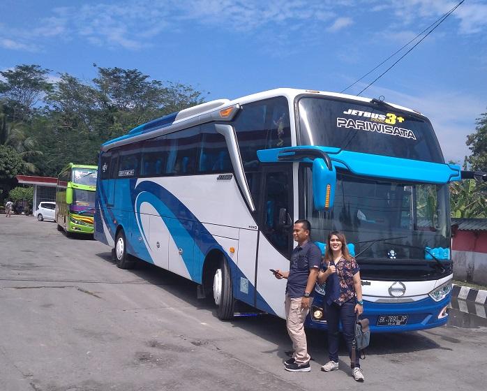 Hemat Bahan Bakar, Bus Hino Tangguh Lintasi Rute Berkelok di Jalanan