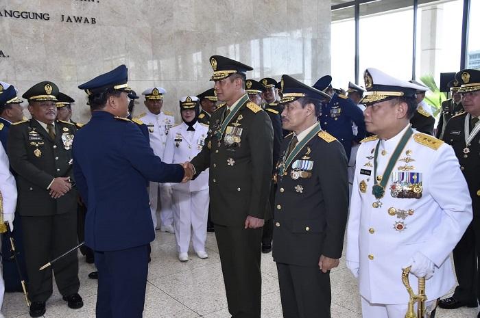 Panglima TNI Sematkan Tanda Kehormatan untuk 91 Pati TNI