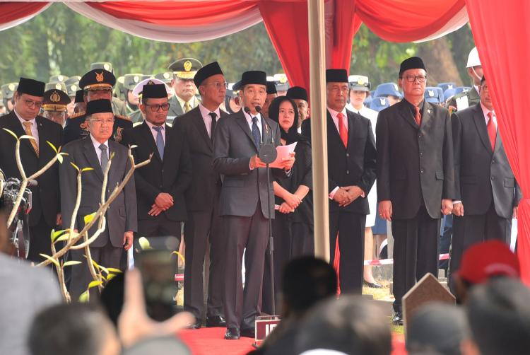 Pimpin Upacara Pemakaman, Presiden Jokowi: Habibie Adalah Suri Tauladan Seluruh Anak Bangsa