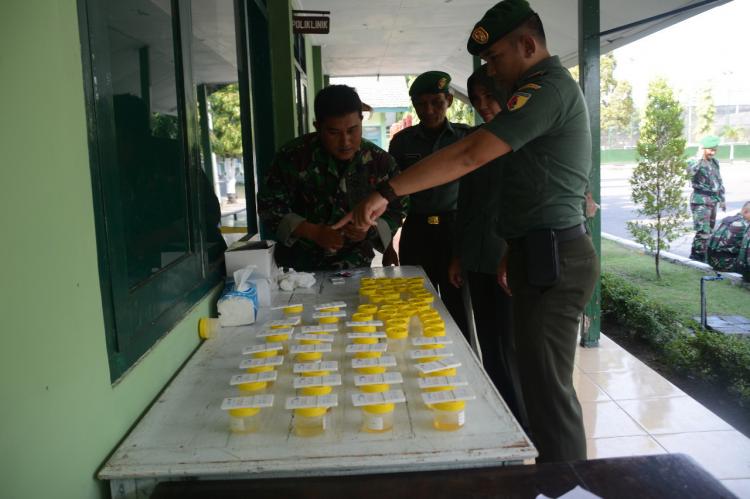 Prajurit dan ASN Korem Bhaskara Jaya Jalani Tes Urine