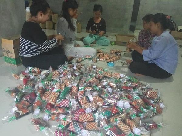 Kerajinan Anyaman Khas Melayu Pesisir Pantai Cermin Rambah Pasar Internasional