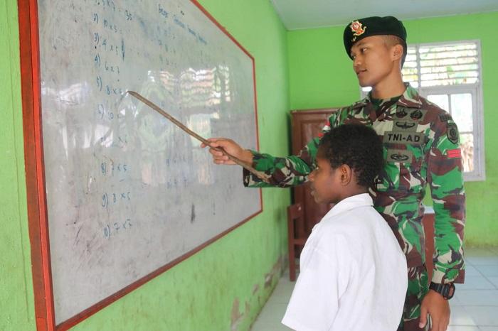 Satgas Yonif MR 411/Pdw Kostrad TNI Bantu Mengajar di Sekolah Perbatasan