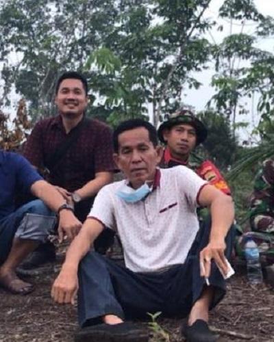 Sekda Labura Turun Langsung Padamkan Api di Lahan Perkebunan Warga
