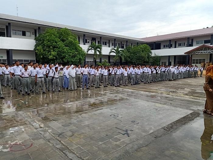 Upacara di SMKN 5 Jalan Timor Medan, Kapolsek Medan Timur Pesankan Pentingnya Belajar